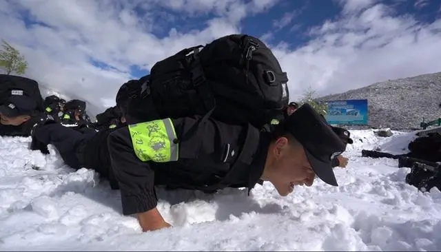 四川康定迎来大雪！甘孜特警开展紧急雪地拉练活动(组图)