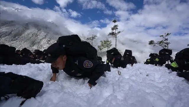 四川康定迎来大雪！甘孜特警开展紧急雪地拉练活动(组图)