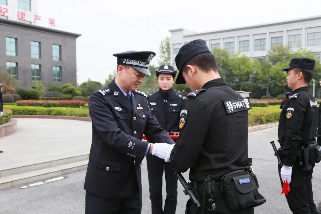 喜迎二十大·忠诚保平安 | 警务装备再添力！湖北襄阳谷城公安举行“135” 快反新装备发放仪式(组图)