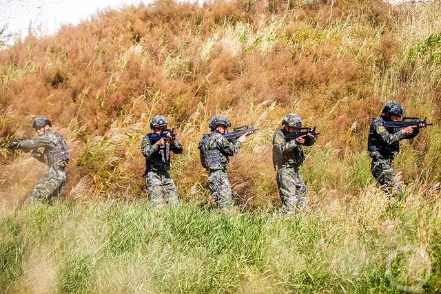 霜降时节，武警第一机动总队某支队沙场练兵正当时(组图)