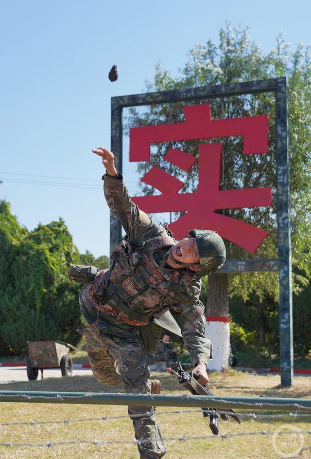 霜降时节，武警第一机动总队某支队沙场练兵正当时(组图)