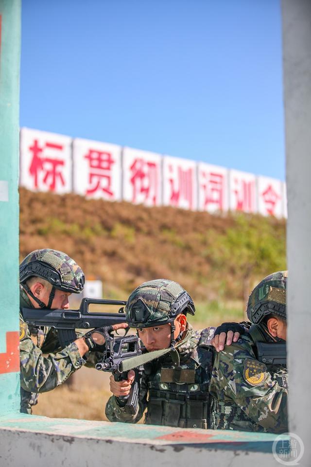 霜降时节，武警第一机动总队某支队沙场练兵正当时(组图)