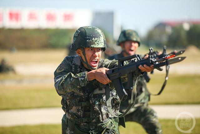 霜降时节，武警第一机动总队某支队沙场练兵正当时(组图)