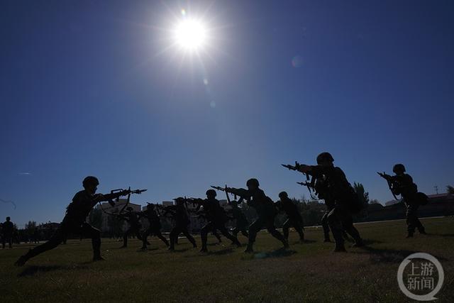 霜降时节，武警第一机动总队某支队沙场练兵正当时(组图)