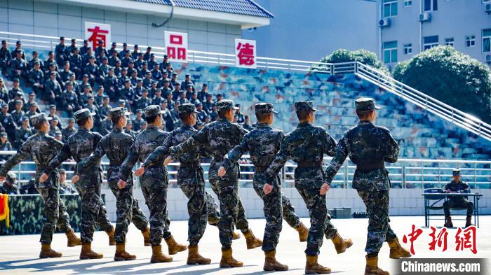 直击广西武警新兵队列会操一线(组图)