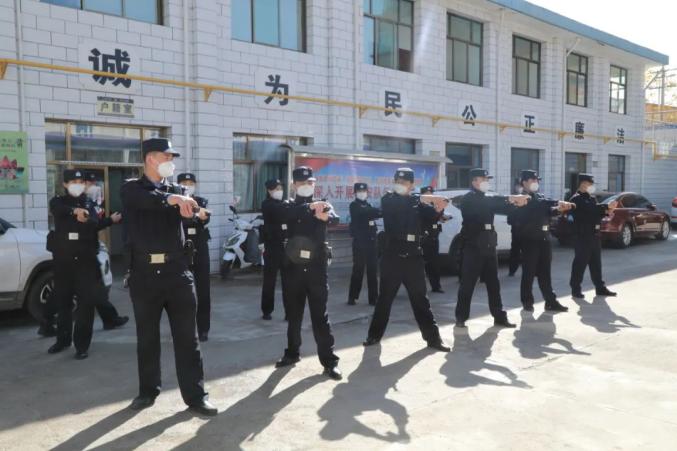 甘肃省临夏市公安局组织开展最小作战单元现场急救及善后处置专项训练(组图)