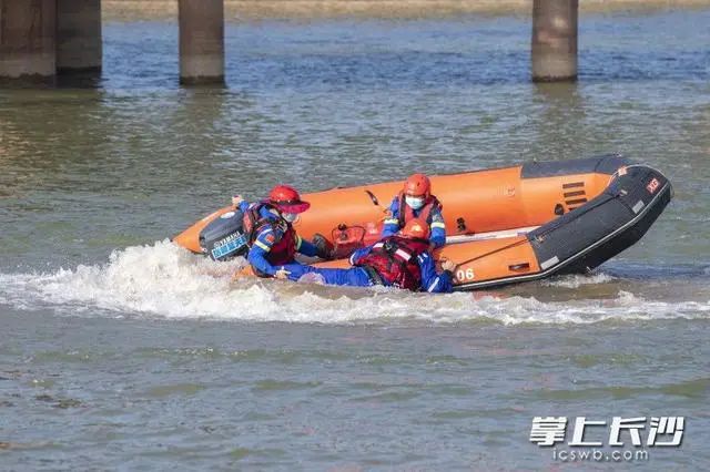 湖南长沙举行水上救援综合实战演练 无人机抛救生圈营救“落水者”(组图)