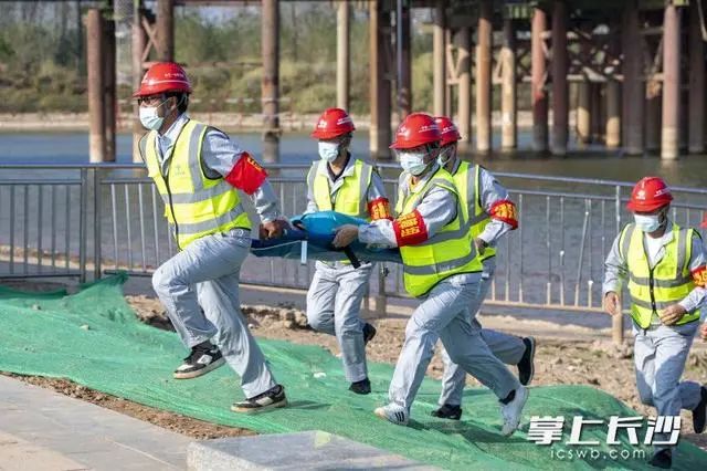 湖南长沙举行水上救援综合实战演练 无人机抛救生圈营救“落水者”(组图)