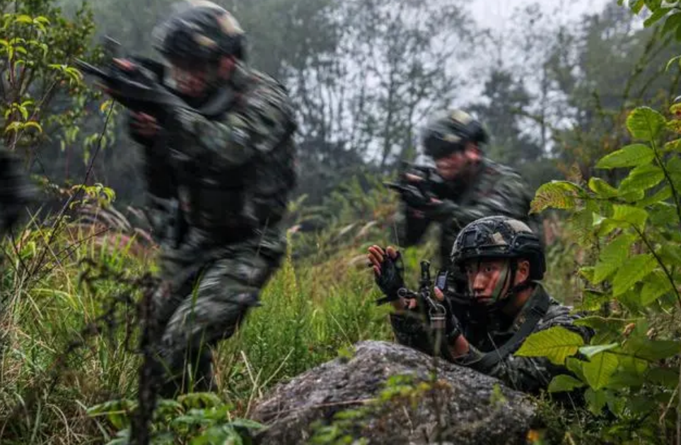 淬火砺剑！贵州武警六盘水支队开展反恐演练(组图)