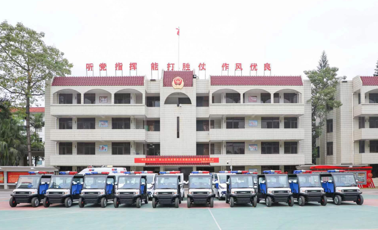 广东深圳南山区向驻区武警官兵捐赠执勤巡逻电瓶车(图)