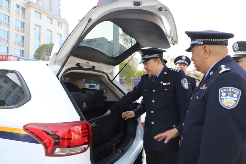 警营添“新甲”——湖南城步公安举行警车发放仪式(组图)