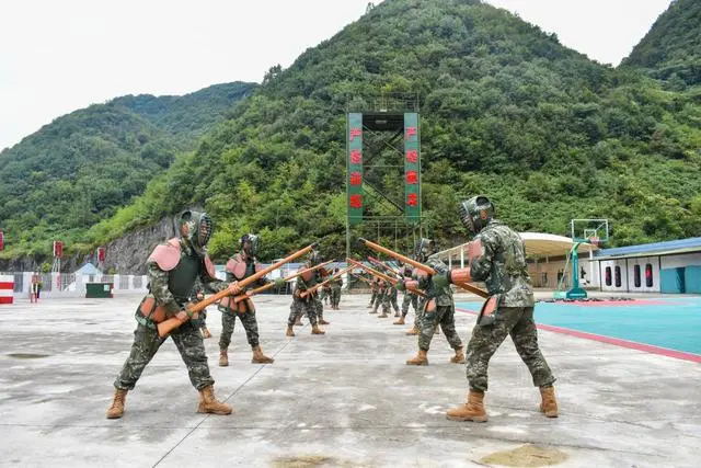 武警贵州六盘水支队组织刺杀对抗训练(组图)