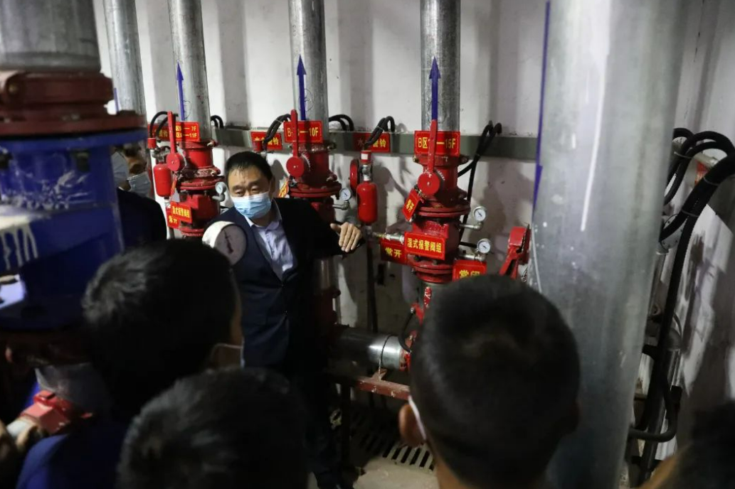 西藏昌都市消防救援支队高层建筑灭火专业队开展固定消防设施实战应用培训(组图)