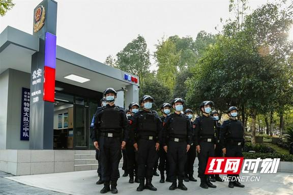 湖南省吉首市公安局首批四个街面警务站揭牌启用(组图)