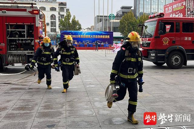 江苏省连云港消防开展高层建筑火灾应急救援演练(组图)