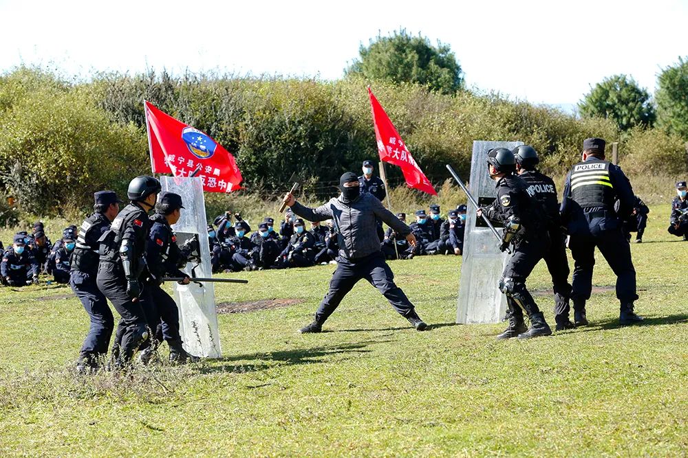 冬季平安守护行动丨贵州威宁特警开展野外集训拉练(组图)