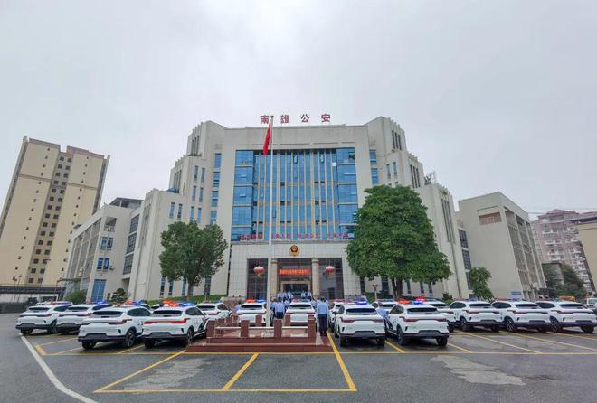 广东省南雄市公安局18辆新警用车辆发放到基层派出所(组图)