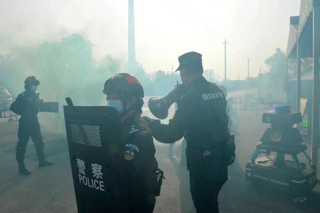 【忠诚铸魂、铁纪担当】无人机+机器人：四川空地协作防暴应急处突演练(组图)