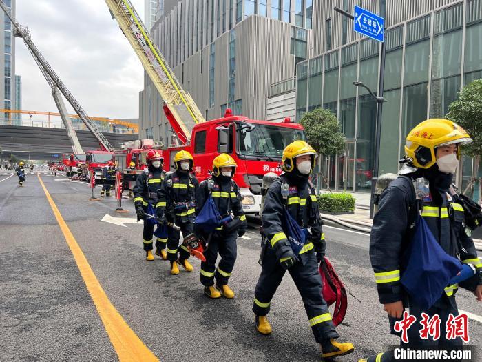 高楼火情如何施救？上海消防“黑科技”展现立体多维救援力量(组图)