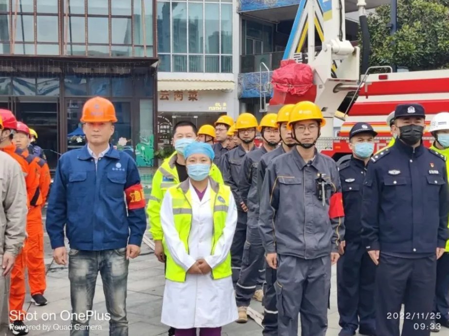 以练促战！浙江台州消防举行大型商业综合体建筑灭火救援实战演练(组图)