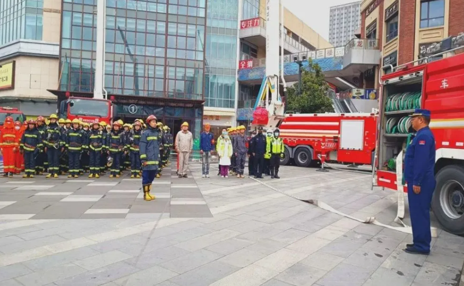 以练促战！浙江台州消防举行大型商业综合体建筑灭火救援实战演练(组图)