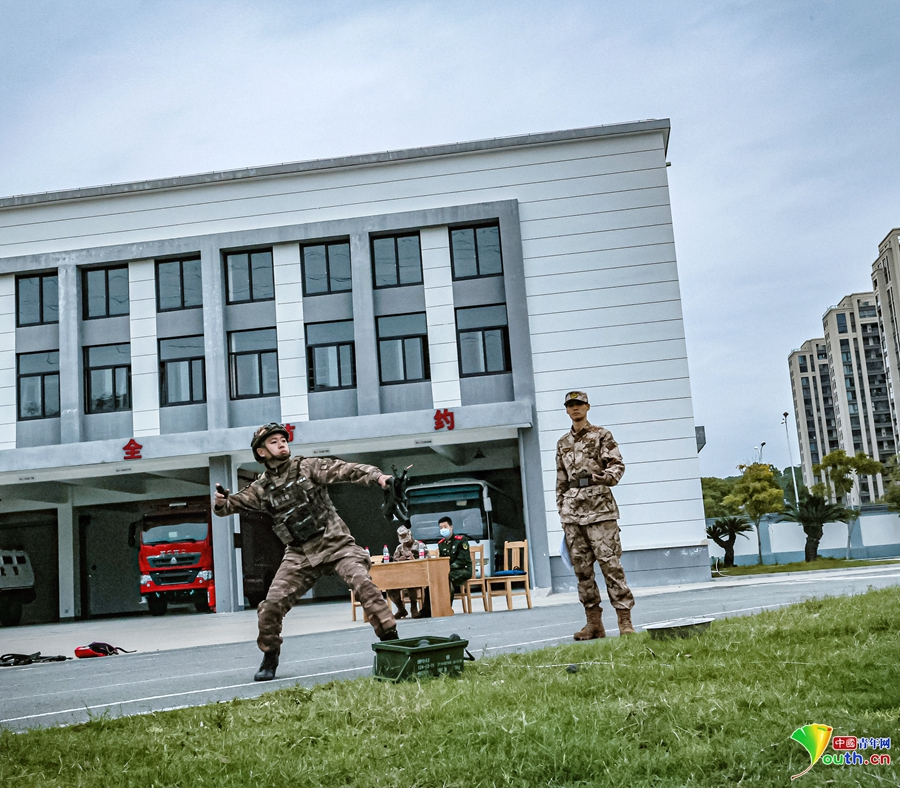 把训练场当成战场！直击浙江台州武警特战队员考核现场(组图)