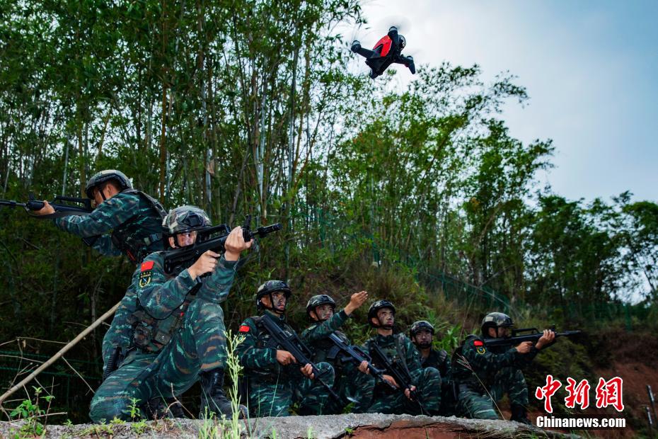 广西玉林武警特战队员多课目演练锤炼反恐实战能力(组图)