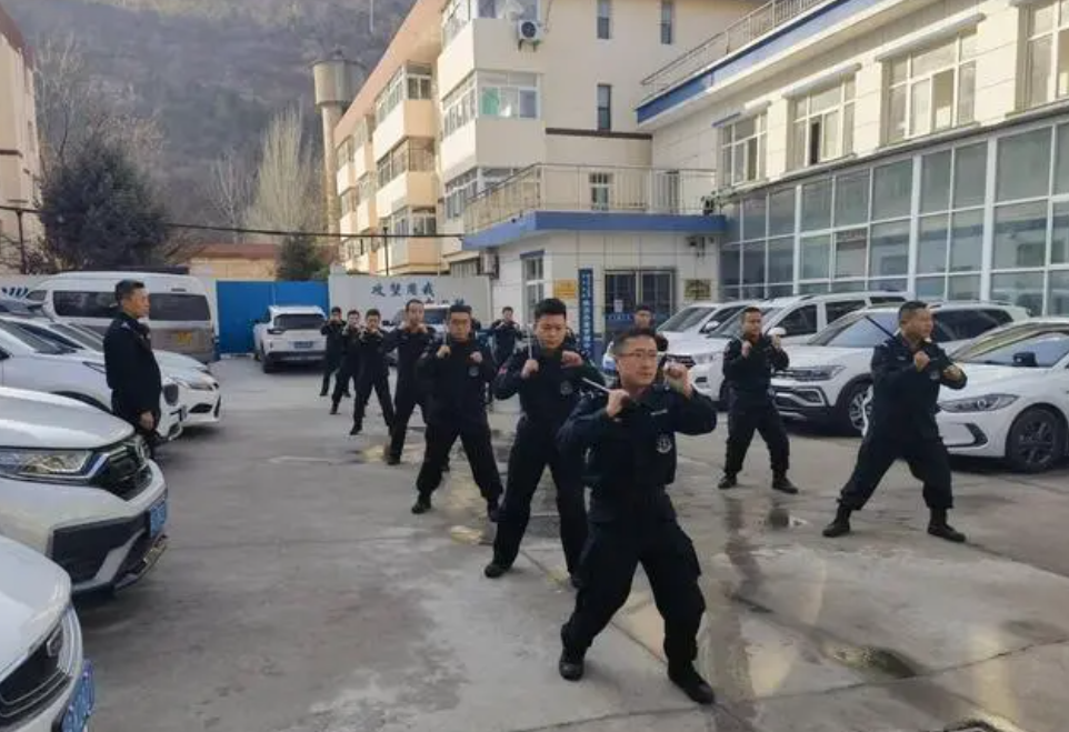 陕西铜川印台公安分局巡特警大队 组织开展冬季专项训练(组图)
