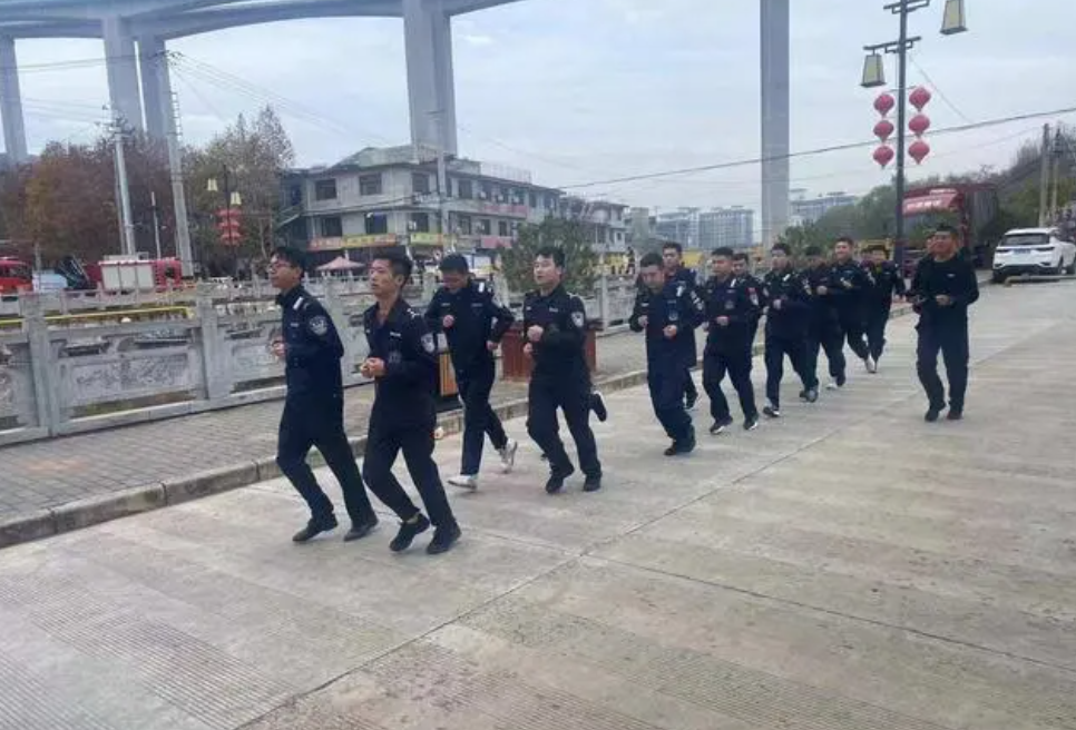 陕西铜川印台公安分局巡特警大队 组织开展冬季专项训练(组图)