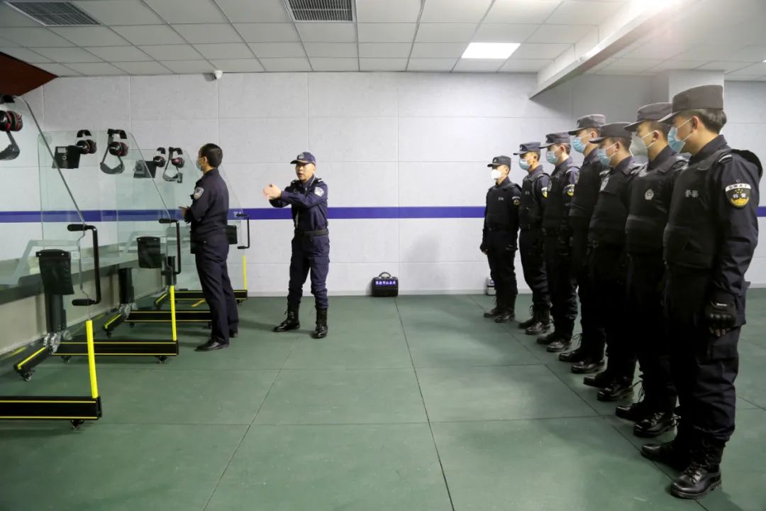 甘肃省张掖市公安局组织开展公务用枪专项训练考核(组图)