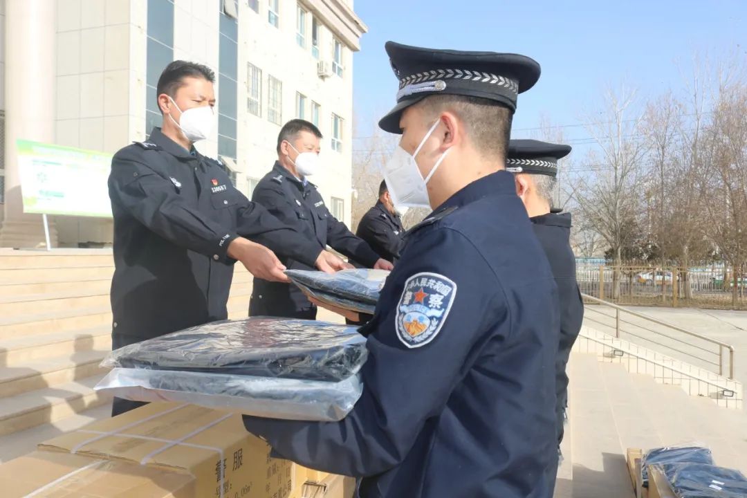 新疆且末县公安局举行警用装备发放仪式(组图)