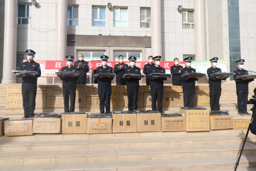新疆且末县公安局举行警用装备发放仪式(组图)