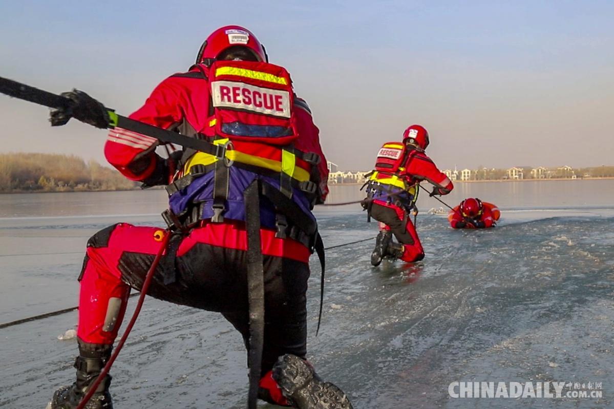 甘肃张掖：零下15度，冰面快速救援训练“火热”开展(组图)