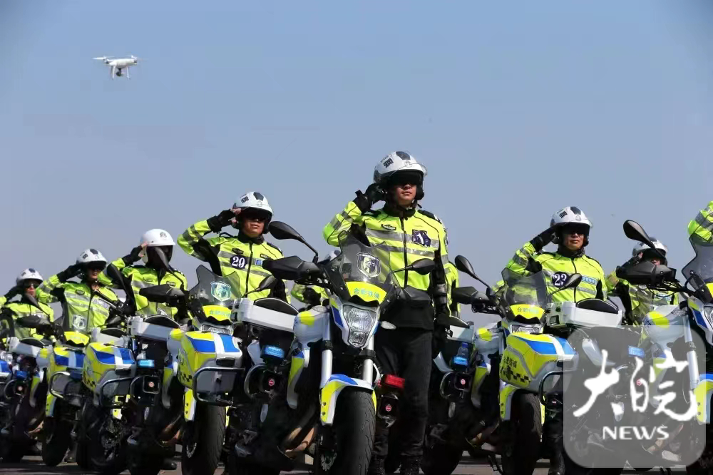 安徽合肥交警为市区铁骑配备无人机 加强治理机动车随意加塞、变道等(图)