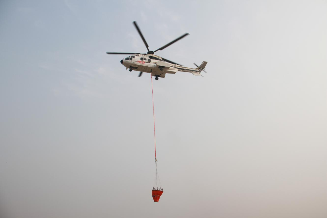 河南首架空客EC225重型直升机应急训练首飞圆满成功(组图)