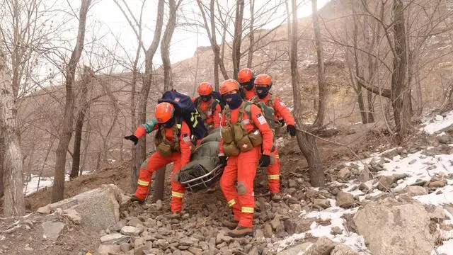 内蒙古兴安盟森林消防支队快反分队开展特种救援实战演练(组图)
