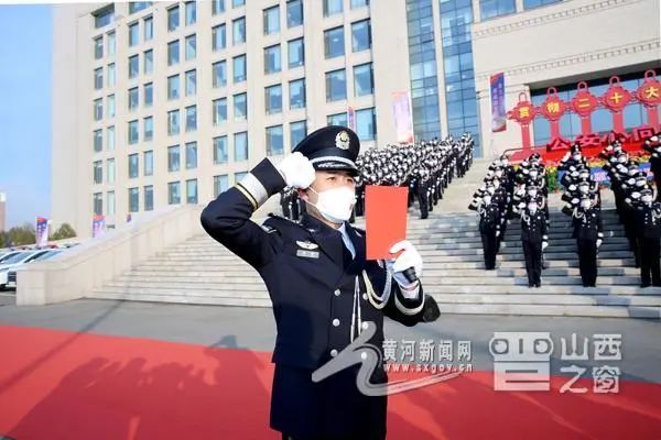 山西太原公安举行警用装备配发仪式(组图)