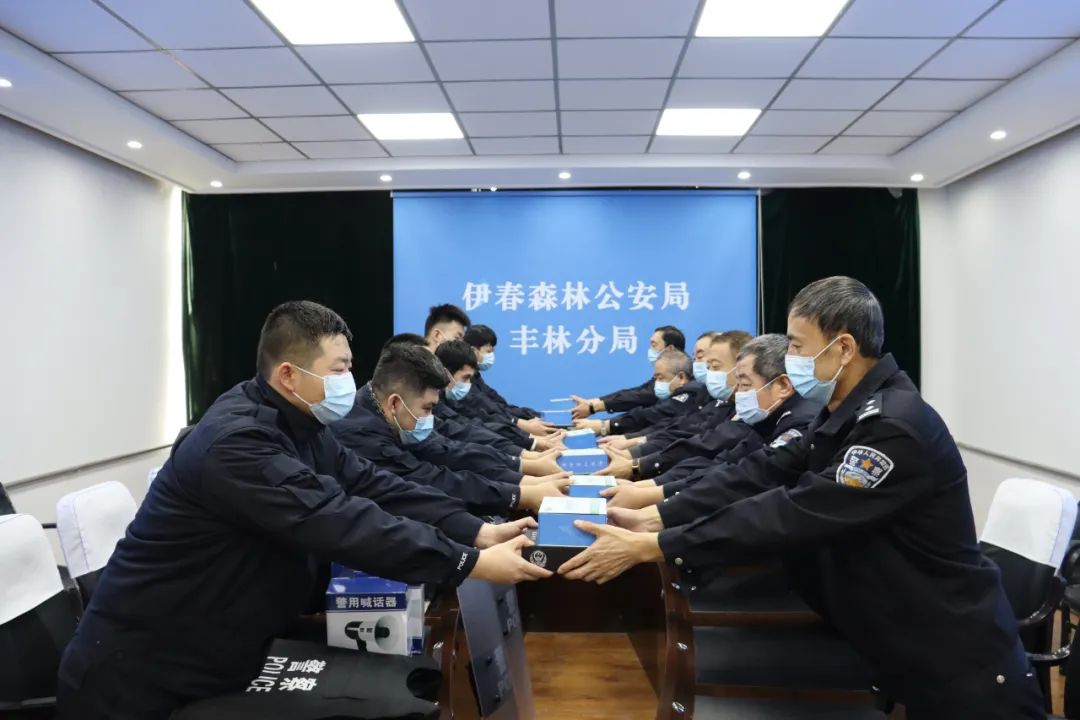 黑龙江伊春森林公安局丰林分局举行警用装备器材集中发放仪式(组图)