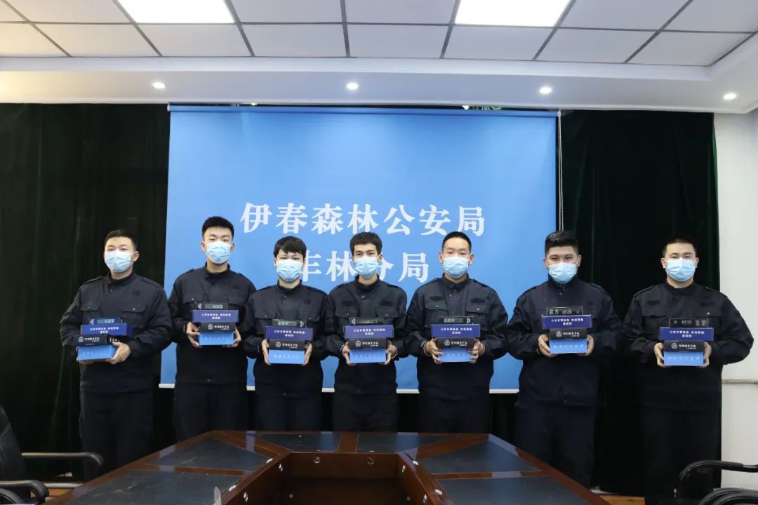 黑龙江伊春森林公安局丰林分局举行警用装备器材集中发放仪式(组图)