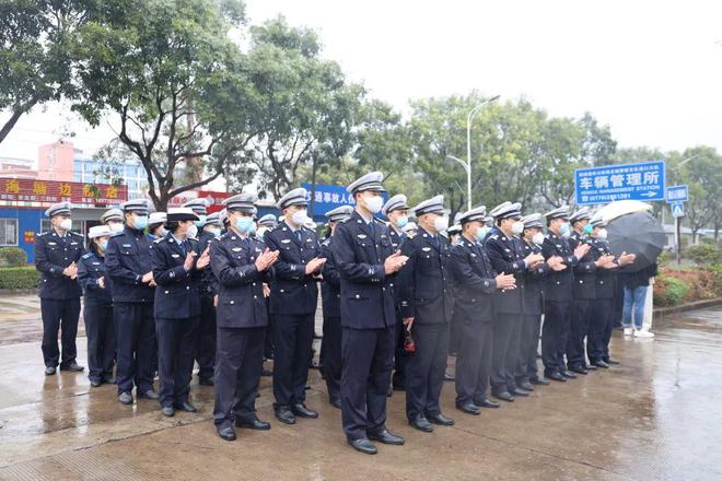 广西省防城港市公安局交警支队企沙大队举行揭牌仪式(组图)