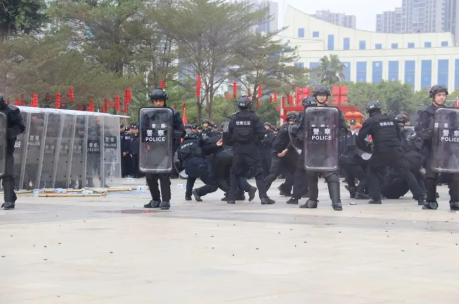 广西钦州：超燃！人民警察实战演练，这些画面酷毙了！(组图)