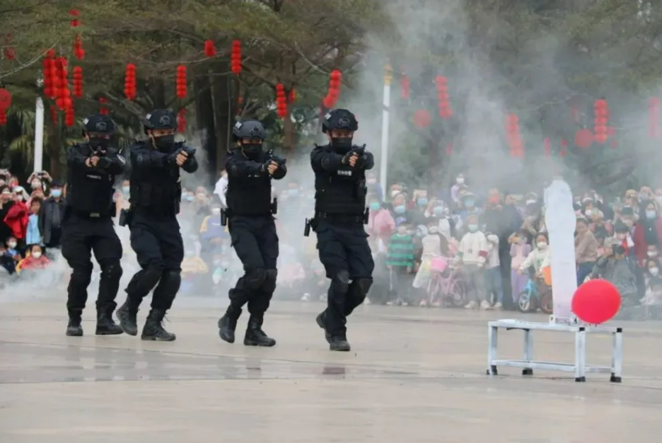 广西钦州：超燃！人民警察实战演练，这些画面酷毙了！(组图)
