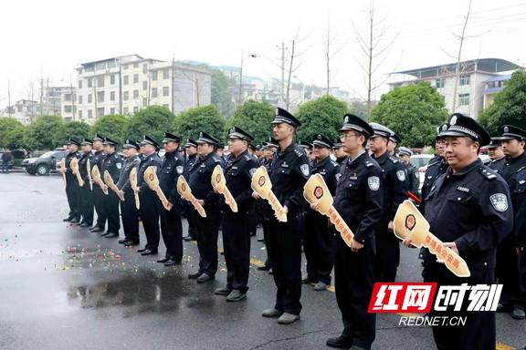 湖南省保靖县公安局启动新型警务车辆发放仪式(组图)
