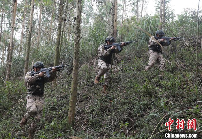 广西钦州武警官兵寒风凛冽练兵忙(组图)