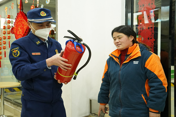 春节我在岗 湖南株洲消防开展除夕夜前置执勤和集中检查 (图)