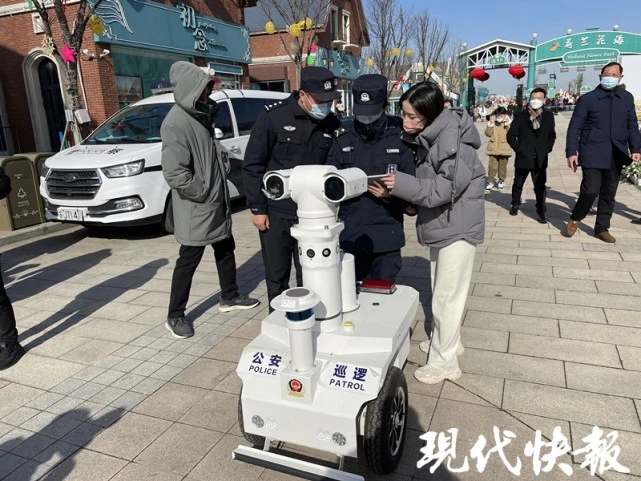 江苏盐城：我和“机器人警察”在花海执勤(组图)