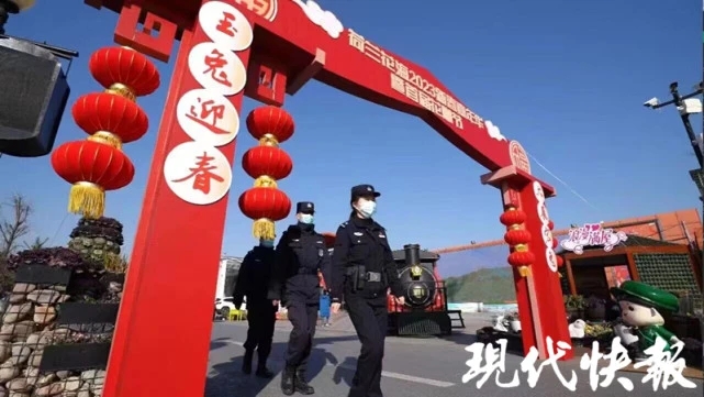 江苏盐城：我和“机器人警察”在花海执勤(组图)