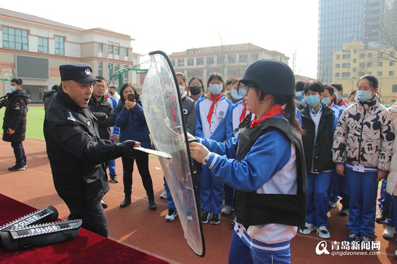 看反恐演练、体验警用装备……山东青岛这开学第一课也太酷了吧(组图)