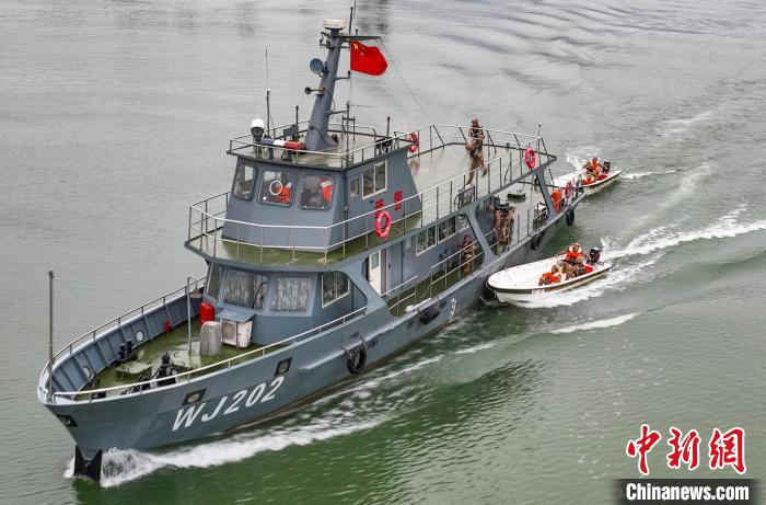 乘风破浪 重庆武警实战化演练淬炼水上“尖刀”(组图)