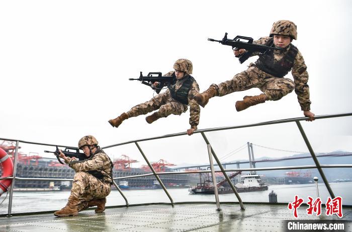 乘风破浪 重庆武警实战化演练淬炼水上“尖刀”(组图)